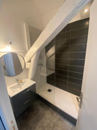 une salle de bain avec un lavabo et un miroir dans l'établissement STUDIO 22M2 Neuf CENTRE VILLE de NANTES à 100m de la Cathédrale, à Nantes