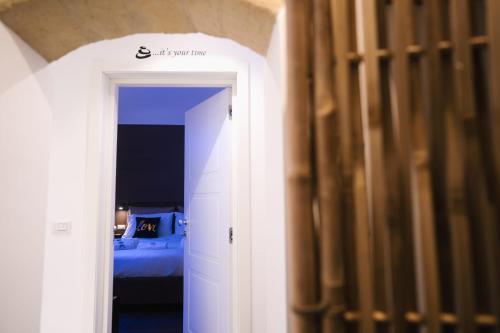 a hallway leading to a bedroom with a bed at Tesse Suite in Canosa di Puglia
