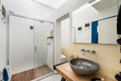 un bagno con lavandino e doccia di Apartamentos Puntagrande a Frontera