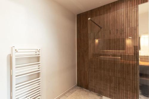 une salle de bain avec une douche avec une porte vitrée dans l'établissement Villa Cazaline - Piscine Privée, à La Teste-de-Buch