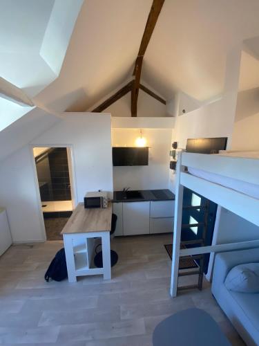Cette chambre dispose d'une mezzanine avec un lit et une table. dans l'établissement STUDIO 22M2 Neuf CENTRE VILLE de NANTES à 100m de la Cathédrale, à Nantes