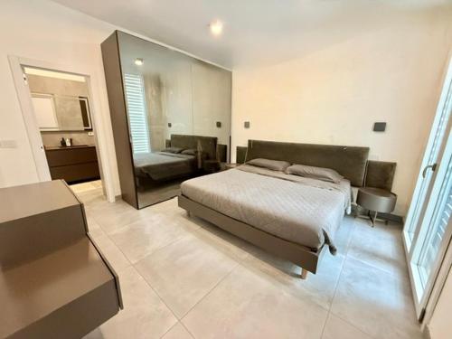1 dormitorio grande con 1 cama y baño en Villa Ginevra, en Otranto