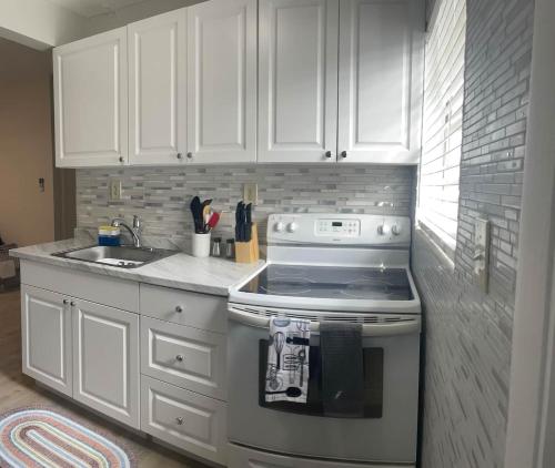 Dapur atau dapur kecil di Luxury House With Delightful Beach Style!