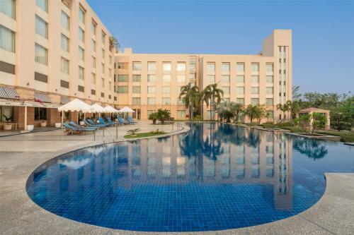 Bazén v ubytování Radisson Blu Hotel Rudrapur nebo v jeho okolí