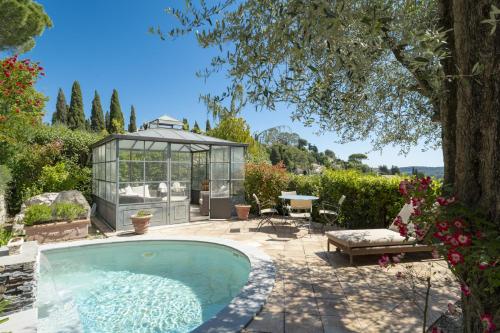 un jardin avec une piscine et une serre dans l'établissement Vue de Mougins - Stunning views, à Mougins