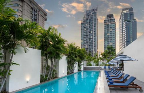 Bazén v ubytování Radisson Suites Bangkok Sukhumvit nebo v jeho okolí