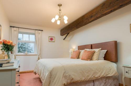 ベバリーにあるGranary 3 bedroomsの大きなベッドと窓のある寝室