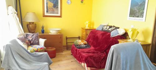 Cette chambre comprend un lit et deux chaises. dans l'établissement Sympathique maison de village, à Les Rives