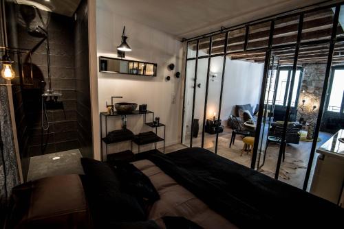 ein Schlafzimmer mit einem großen Bett und einem großen Fenster in der Unterkunft "Un Lieu Unique" le Gold et le Cocon in Annecy
