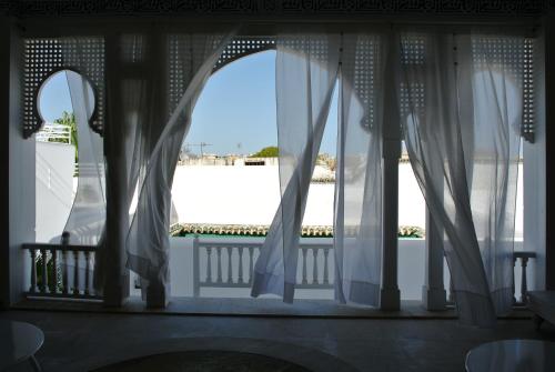 une fenêtre ouverte avec vue sur la plage dans l'établissement Dar Ben Gacem, à Tunis