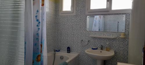 Et badeværelse på Sympathique maison de village