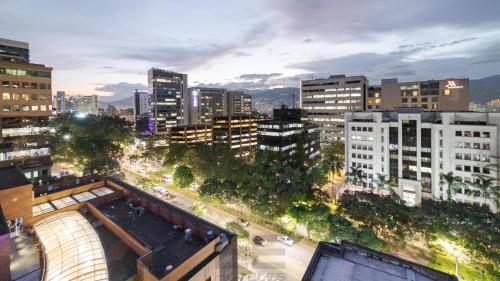 um horizonte da cidade com edifícios altos e uma rua em Leblón Suites Hotel em Medellín