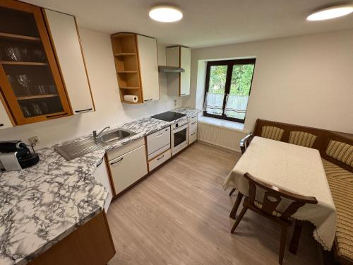 una cocina con fregadero y encimera en suites11 com - contactless check-in, en Schlüßlberg