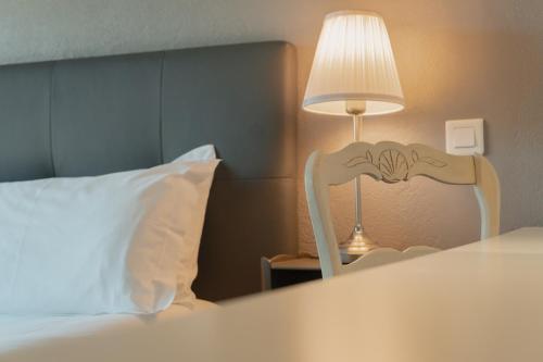 Ένα ή περισσότερα κρεβάτια σε δωμάτιο στο Hôtel Les Magnanarelles