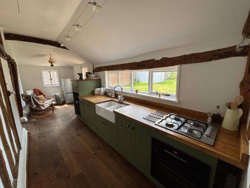 une cuisine avec un évier et un plan de travail dans l'établissement Countryside Cottage in Bulmer- Sleeps 6 7, à Sudbury