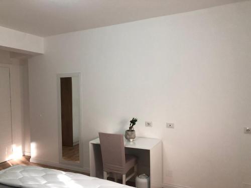 a bedroom with a bed and a desk with a chair at Stylish Room by Canyons & City in Çorovodë