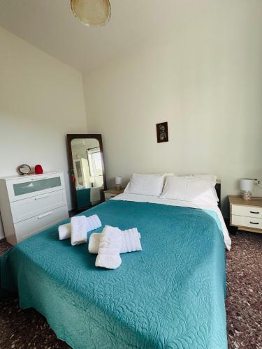 a bedroom with a large bed with towels on it at Mani Spot Nezoulas in Álika
