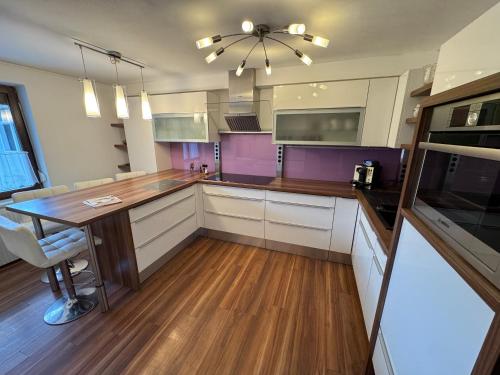 Una cocina o zona de cocina en suites11 com - contactless check-in