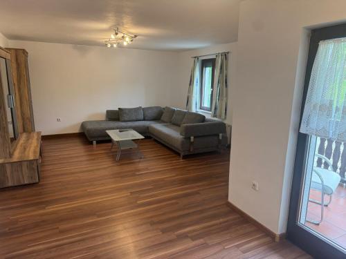 Zona de estar de suites11 com - contactless check-in