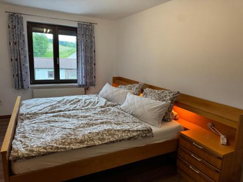un dormitorio con una cama y una ventana en suites11 com - contactless check-in, en Schlüßlberg