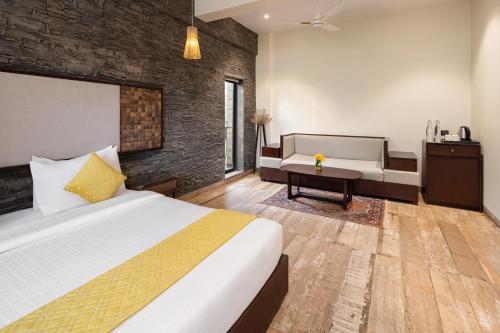 Ein Bett oder Betten in einem Zimmer der Unterkunft The Summer House, Pachmarhi - AM Hotel Kollection