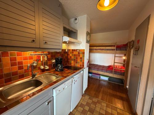 une cuisine avec un évier et un plan de travail dans l'établissement Les Saisies - 2 pièces cabine pour 5 pers, animaux tolérés, tout équipé - FR-1-293-119, aux Saisies