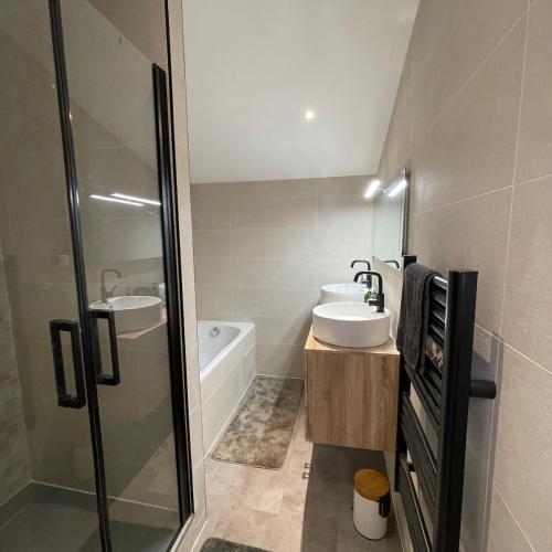 une salle de bain avec une douche, un lavabo et une baignoire dans l'établissement Le Vox Appart', à Montélimar