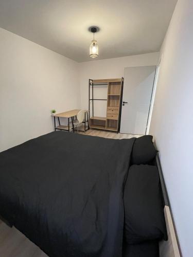 une petite chambre avec un lit et une table dans l'établissement Le Vox Appart', à Montélimar