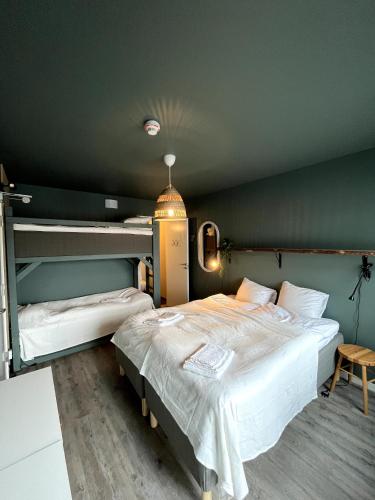 Una cama o camas en una habitación de Villa Sharevik