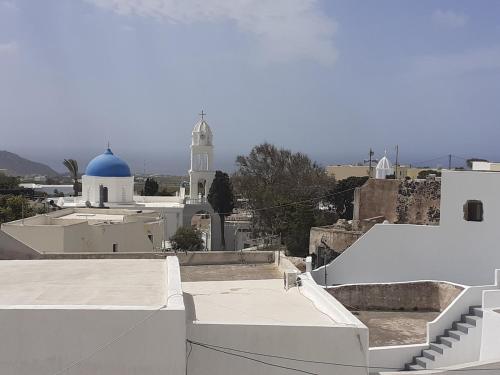 a view of the roofs of white buildings with a mosque at Panoramic view apartment in Megalokhori