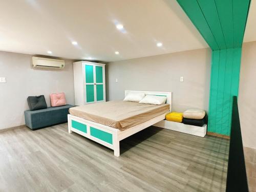 En eller flere senge i et værelse på AMY HOME - 3 bedroom Apartment with bathtub