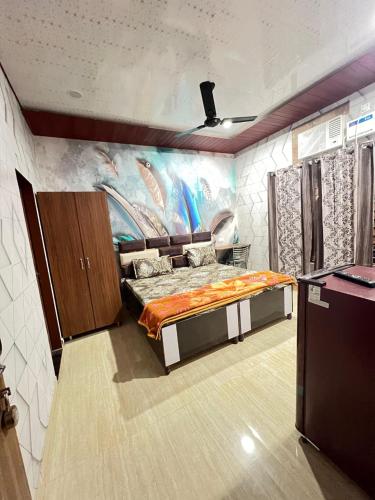 a bedroom with a bed with a painting on the wall at Lovish apartment in Jāmb