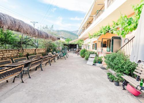 Nespecifikovaný výhled na hory nebo výhled na hory při pohledu z hostelu