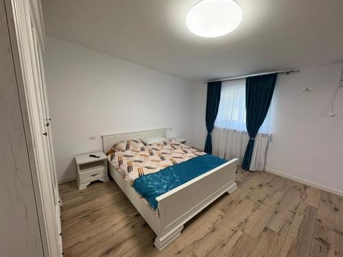 ein Schlafzimmer mit einem Bett in einem Zimmer mit einem Fenster in der Unterkunft Casa Agigea in Agigea