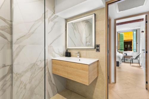 une salle de bain avec un lavabo et un miroir dans l'établissement Saint-Augustin - Nice Old Town, à Nice