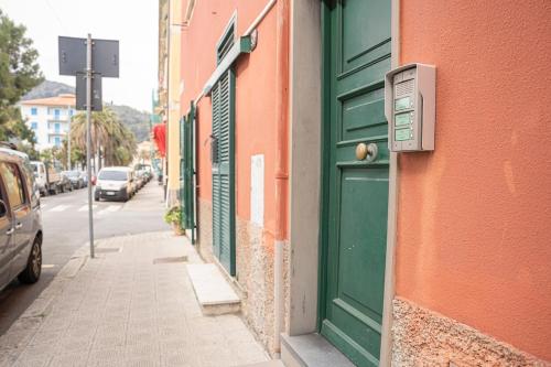 a green door on the side of a building at 008B - Casa RIVA Vista Mare di fronte alla Spiaggia e Mare a Riva Trigoso in Riva Trigoso