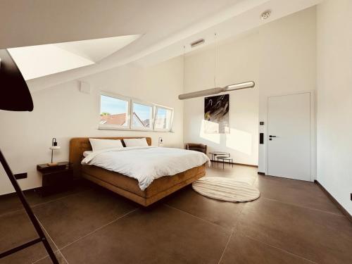Postel nebo postele na pokoji v ubytování Abstatt Deluxe Loft with Spa