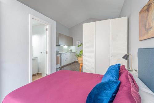 a bedroom with a bed with blue and pink at Casa Rosi in Frontera