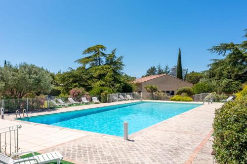 une piscine avec des chaises et une clôture dans l'établissement Small T2 cottage in provencal style, à La Roque-sur-Pernes