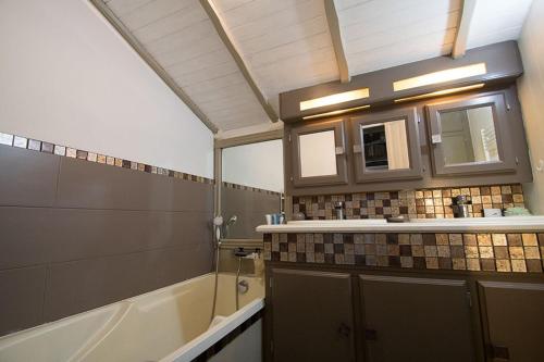 une salle de bain avec une baignoire, un lavabo et un miroir dans l'établissement Bright Rooftop F3 Terrace Sea & Mountain View, à Bastia