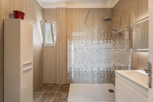 a bathroom with a shower with a glass wall at Pozo del deseo in Frontera