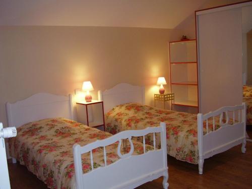um quarto com 2 camas e um espelho em Holiday home Gîte des Hautes Côtes de Beaune em Magny-lès-Villers