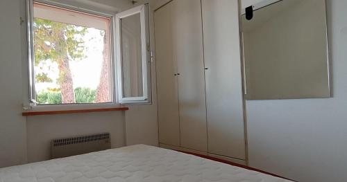 ein Schlafzimmer mit einem Bett und einem Fenster in der Unterkunft Casa Bugarini in Marcelli