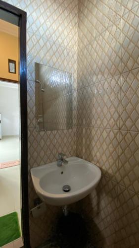 Un baño de Toraja Lodge Guest House