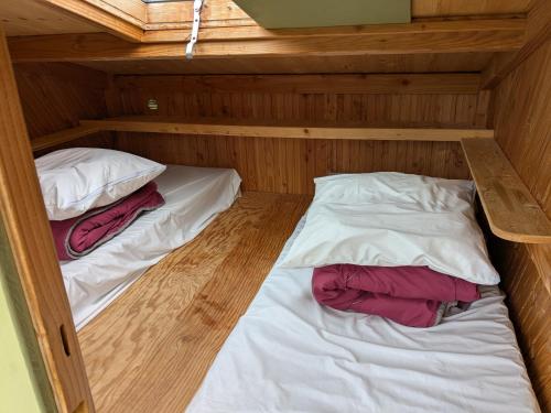 Postel nebo postele na pokoji v ubytování Camping Kerlaudy Mer et Yourtes
