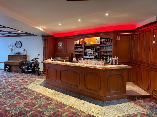 un bar dans une pièce avec un piano dans l'établissement HOME LE SOFT Vic sur Cère, à Vic-sur-Cère