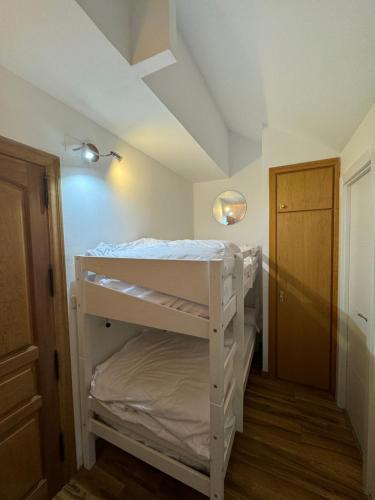 a bunk bed in a room with a ceiling at Estudio con increíbles vistas a la montaña en el centro de Formigal - Esquía sin llaves in Formigal