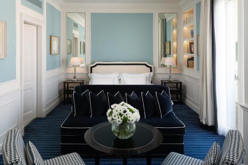 a living room with a couch and a bed at Hotel Lungarno - Lungarno Collection in Florence