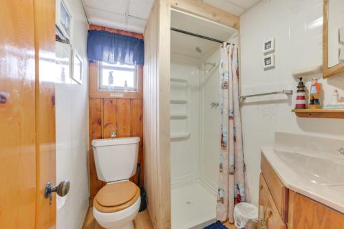 Koupelna v ubytování Cozy Onaway Vacation Rental with Deck and Fire Pit!