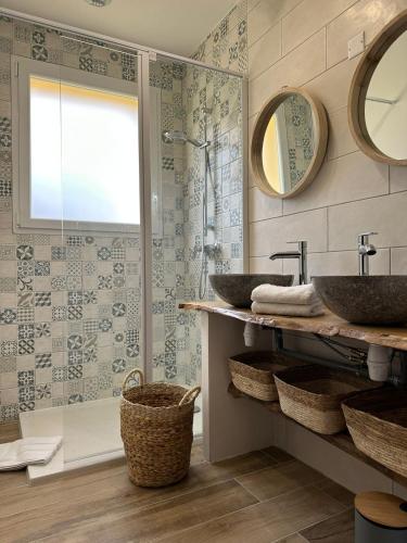 une salle de bain avec deux lavabos et une douche dans l'établissement Villa Chantebise, calme et élégance avec piscine privée, à Tresques